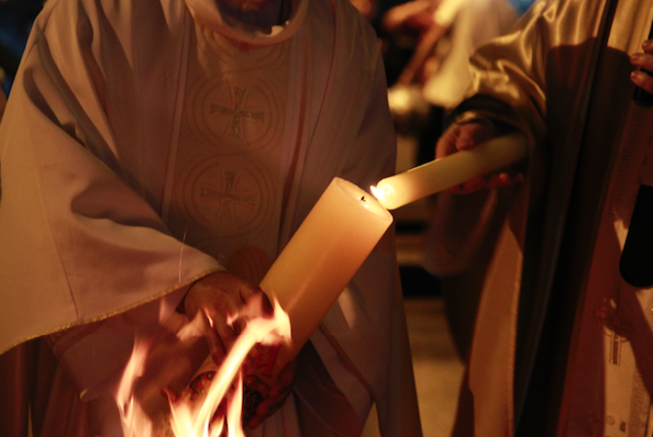 Foto: Equipe Arquidiocesana de Liturgia - Arquidiocese de Passo Fundo - https://www.arquidiocesedepassofundo.com.br/formacao/liturgia/eis-a-luz-de-cristo--o-cirio-pascal